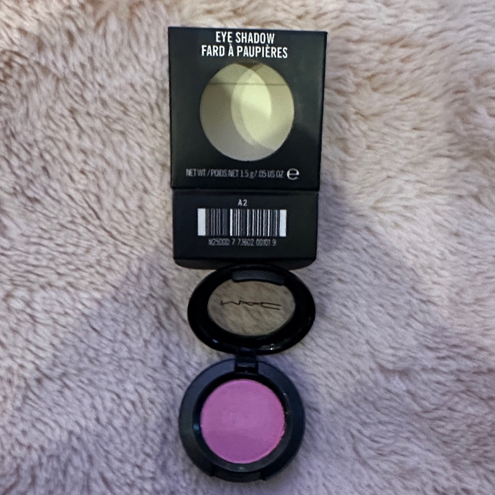 MAC Cosmetics Vibrant Pink Eyeshadow